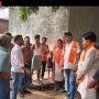 विधायक सौरभ श्रीवास्तव रामनगर में जनसंपर्क अभियान के दौरान लोगों से बातचीत करते हुए