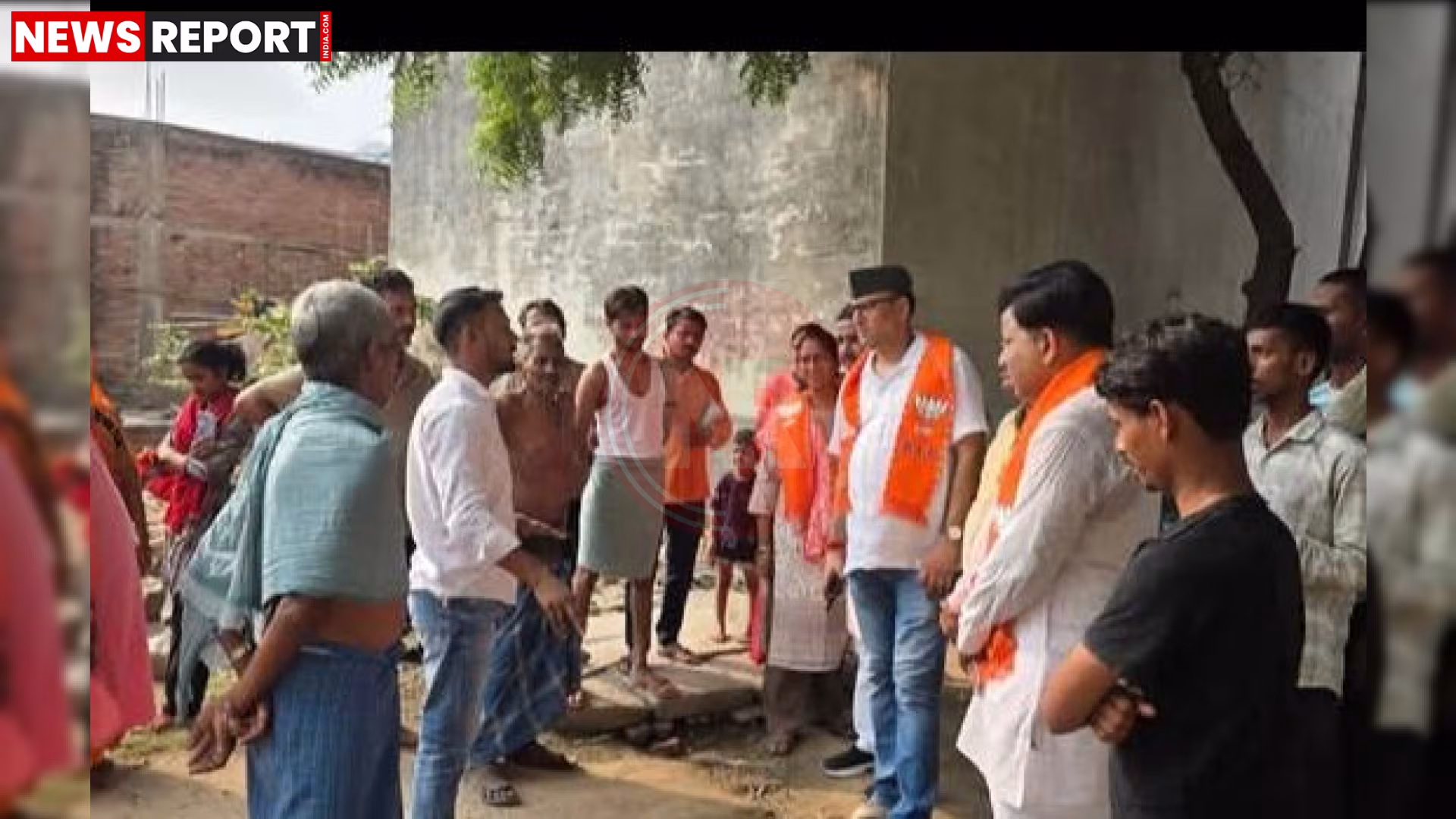 विधायक सौरभ श्रीवास्तव रामनगर में जनसंपर्क अभियान के दौरान लोगों से बातचीत करते हुए