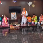 विधायक सौरभ श्रीवास्तव रामनगर के वृद्धाश्रम में बुजुर्गों को फल वितरित करते हुए