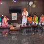 विधायक सौरभ श्रीवास्तव रामनगर के वृद्धाश्रम में बुजुर्गों को फल वितरित करते हुए