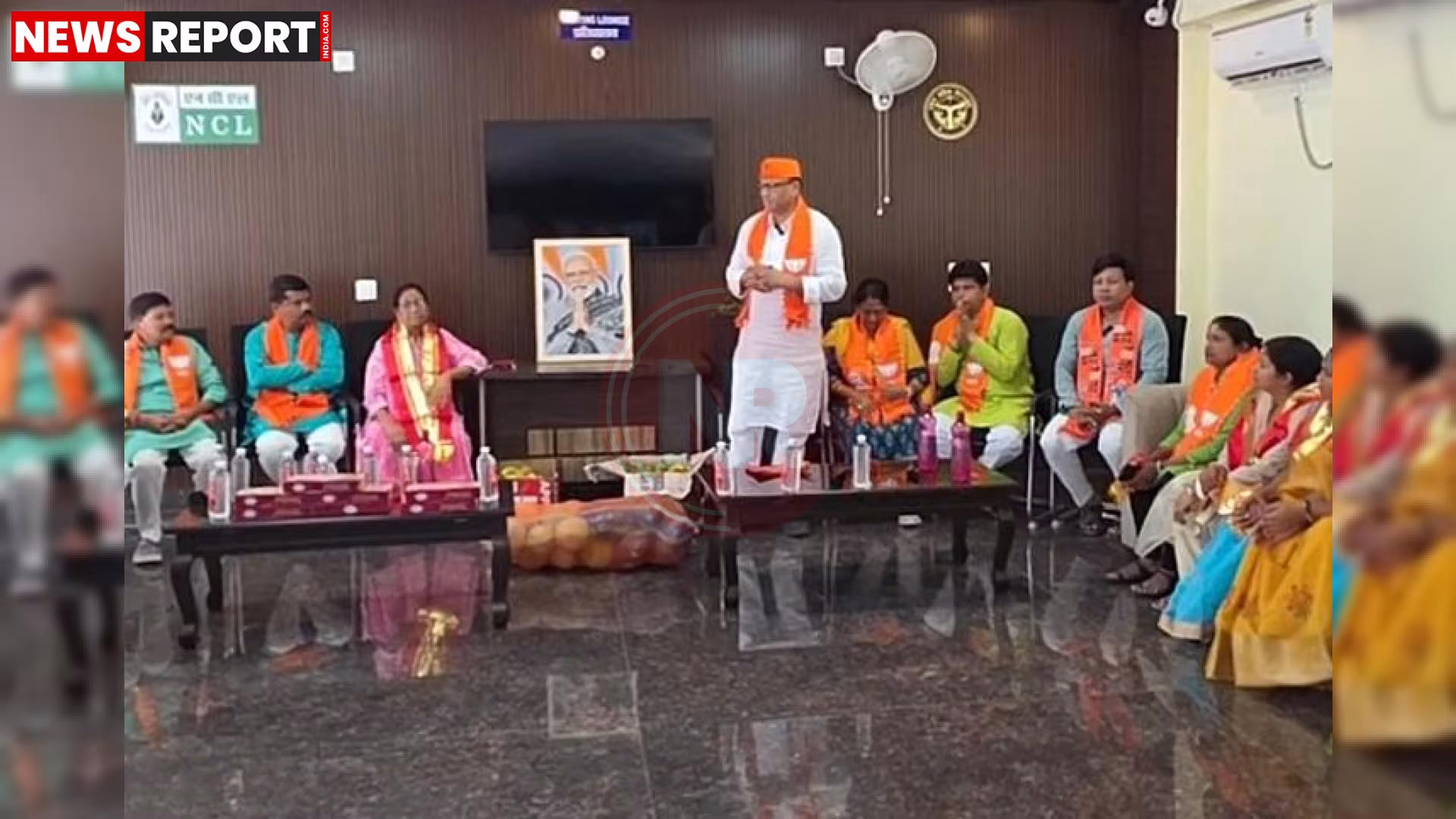 विधायक सौरभ श्रीवास्तव रामनगर के वृद्धाश्रम में बुजुर्गों को फल वितरित करते हुए