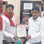 राजातालाब ओवरब्रिज के नीचे बदहाल सार्वजनिक मूत्रालय, नेशनल मीडिया हेल्पलाइन के सदस्य ज्ञापन सौंपते हुए