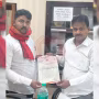 राजातालाब ओवरब्रिज के नीचे बदहाल सार्वजनिक मूत्रालय, नेशनल मीडिया हेल्पलाइन के सदस्य ज्ञापन सौंपते हुए