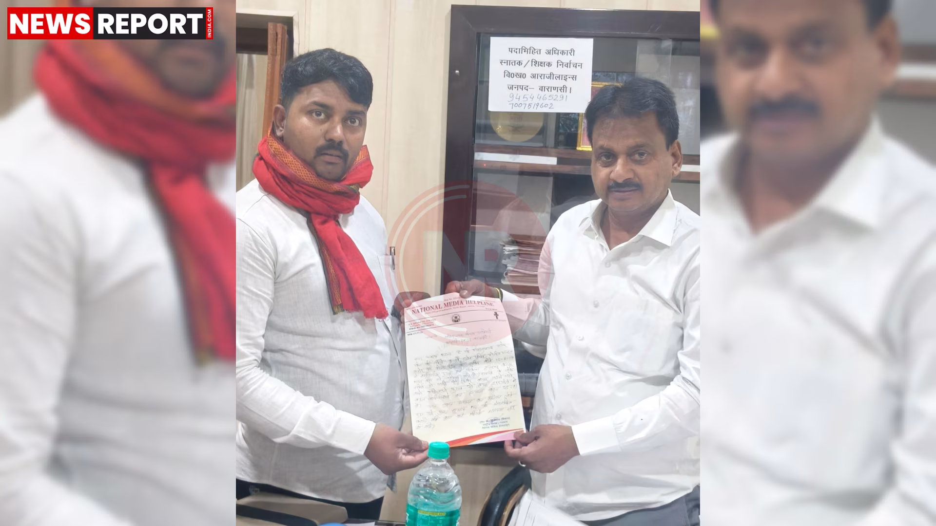 राजातालाब ओवरब्रिज के नीचे बदहाल सार्वजनिक मूत्रालय, नेशनल मीडिया हेल्पलाइन के सदस्य ज्ञापन सौंपते हुए
