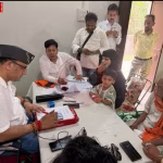 विधायक सौरभ श्रीवास्तव जनसुनवाई में लोगों की समस्याएं सुनते हुए
