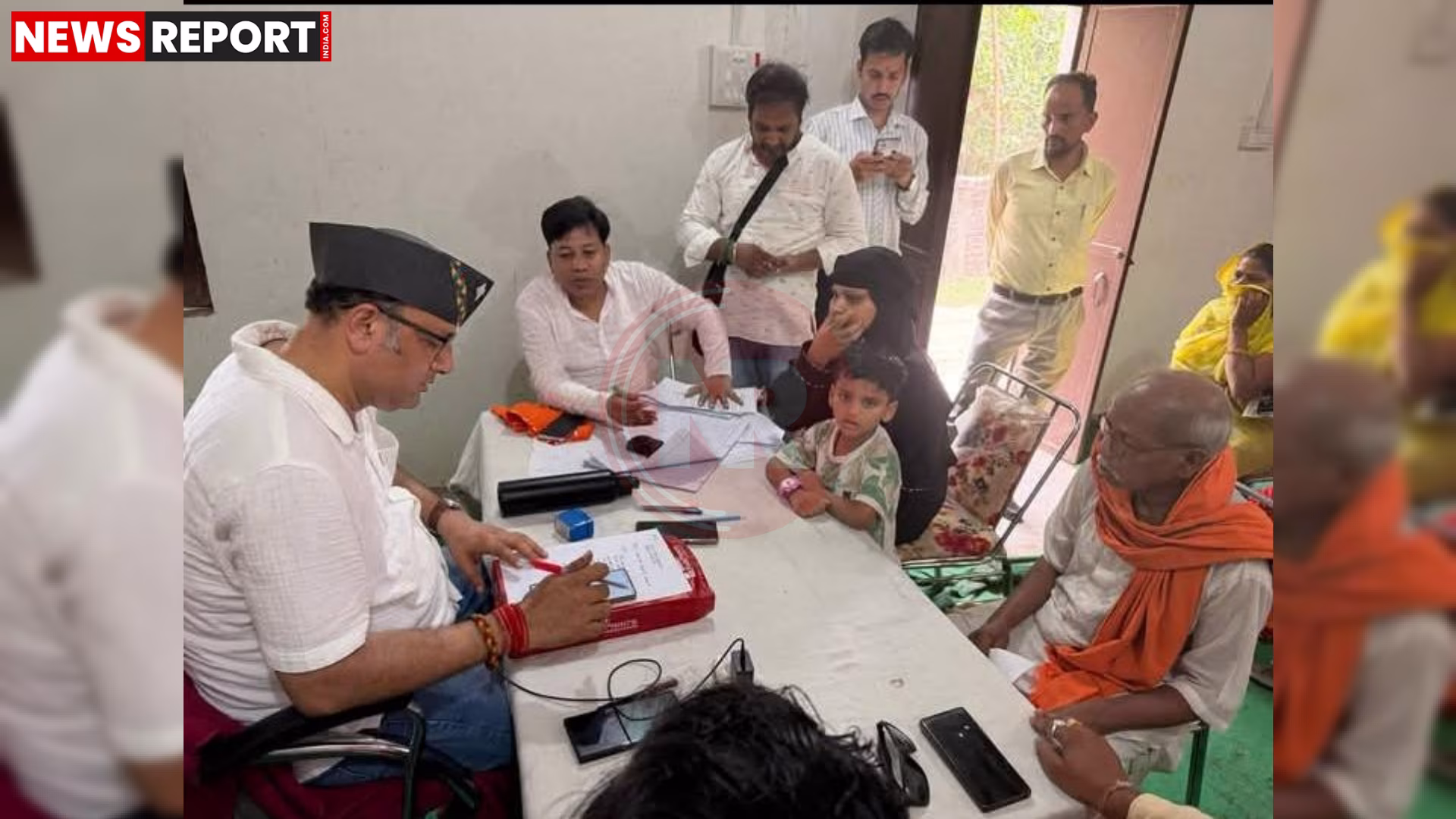 विधायक सौरभ श्रीवास्तव जनसुनवाई में लोगों की समस्याएं सुनते हुए