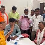 रामनगर में जनसुनवाई के दौरान विधायक सौरभ श्रीवास्तव जनता की समस्याएं सुनते हुए