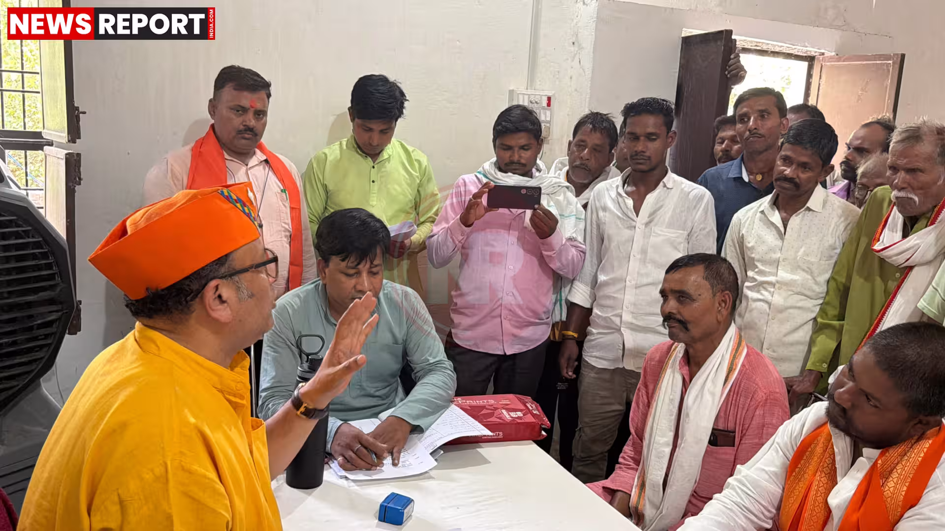 रामनगर में जनसुनवाई के दौरान विधायक सौरभ श्रीवास्तव जनता की समस्याएं सुनते हुए
