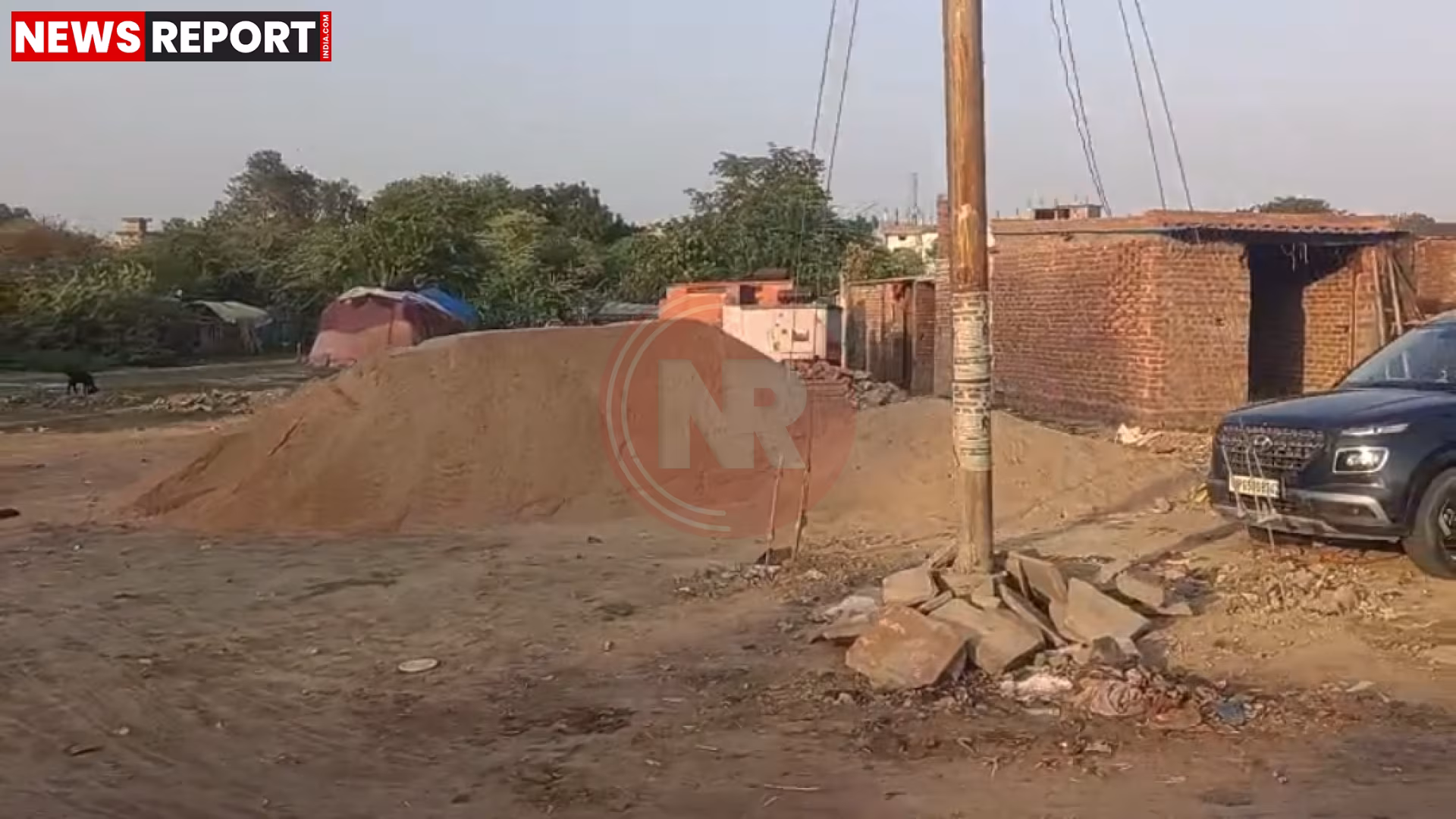 रामनगर के पंचवटी रामलीला मैदान में पड़ी निर्माण सामग्री और चिंतित स्थानीय नागरिक