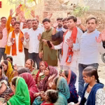 विधायक सौरभ श्रीवास्तव रामनगर में विकास परियोजना का शिलान्यास करते हुए, उनके साथ स्थानीय नागरिक और अधिकारी