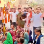 विधायक सौरभ श्रीवास्तव रामनगर में विकास परियोजना का शिलान्यास करते हुए, उनके साथ स्थानीय नागरिक और अधिकारी