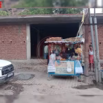 रामनगर, वाराणसी में अधूरे पड़े सार्वजनिक शौचालय का दृश्य, पास में लोग खड़े हैं।