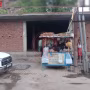 रामनगर, वाराणसी में अधूरे पड़े सार्वजनिक शौचालय का दृश्य, पास में लोग खड़े हैं।