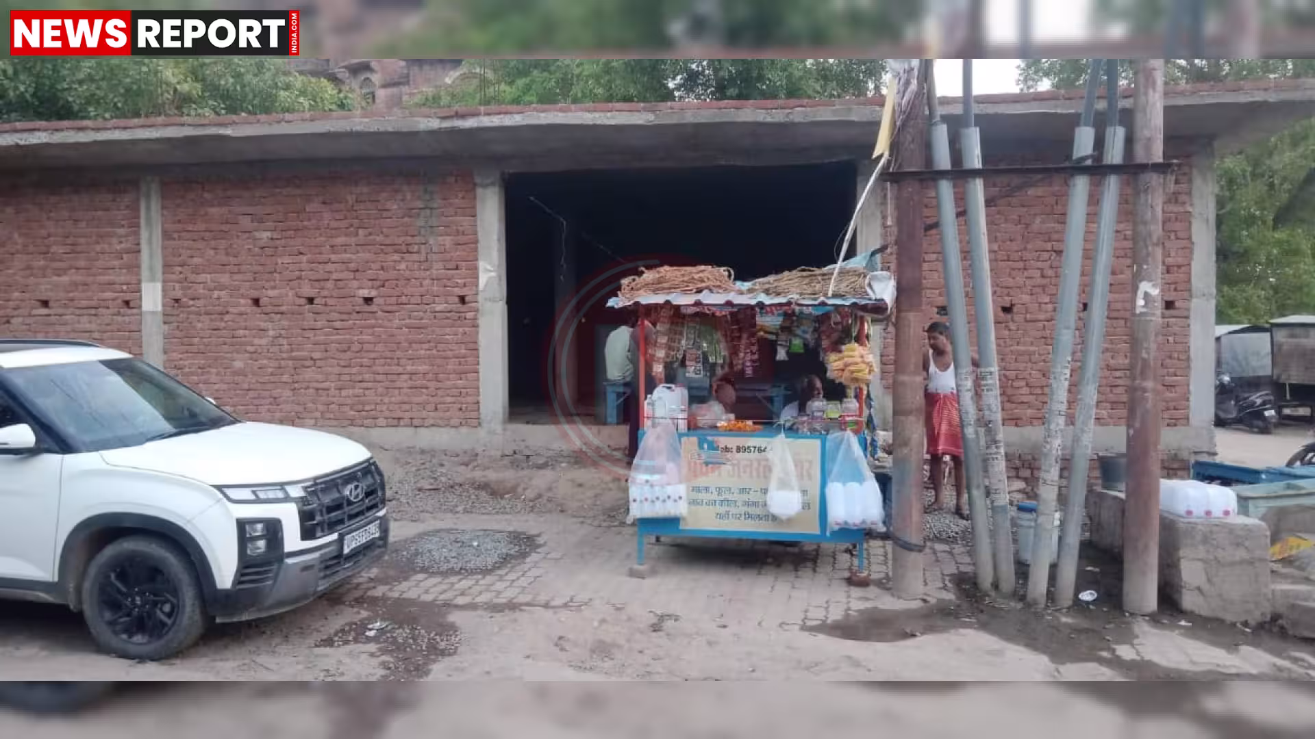 रामनगर, वाराणसी में अधूरे पड़े सार्वजनिक शौचालय का दृश्य, पास में लोग खड़े हैं।