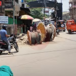 रामनगर में टूटी सड़क पर जमा सीवर का गंदा पानी और परेशान लोग