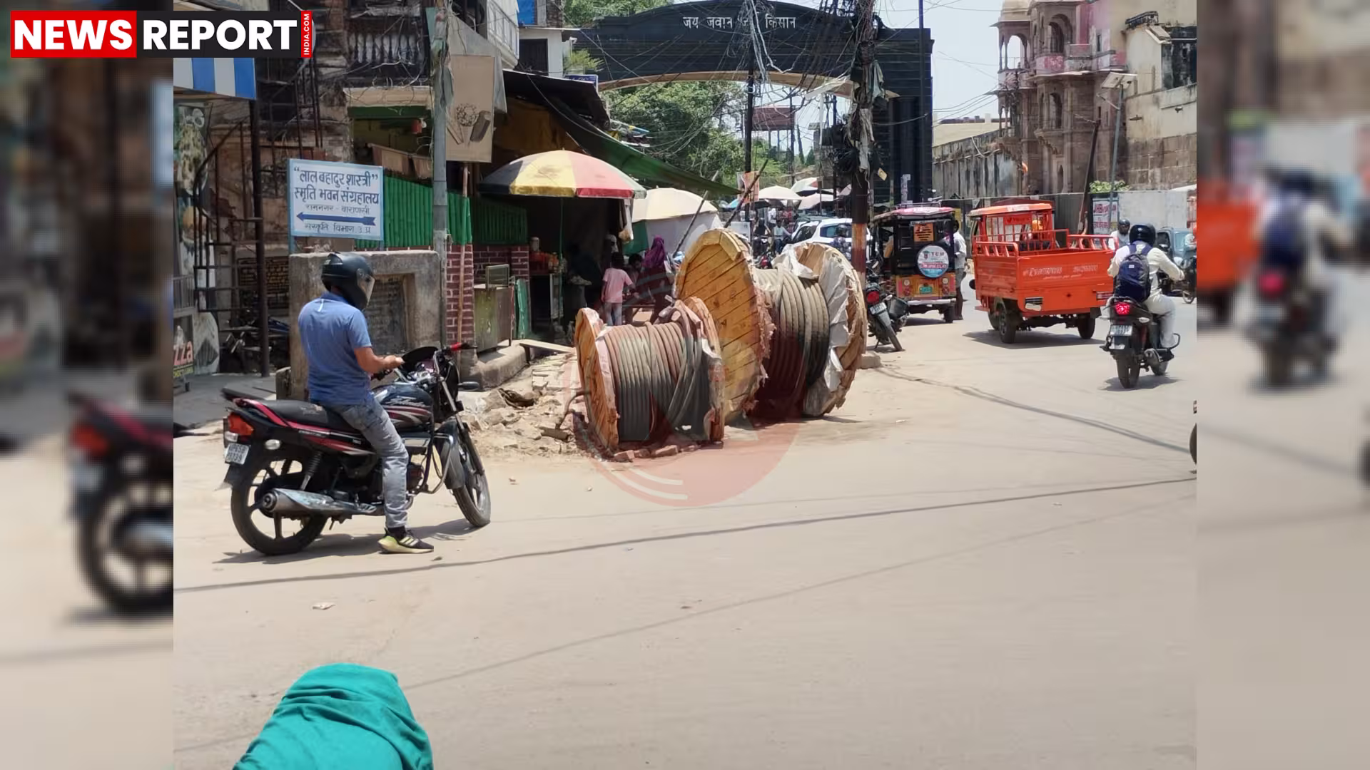 रामनगर में टूटी सड़क पर जमा सीवर का गंदा पानी और परेशान लोग