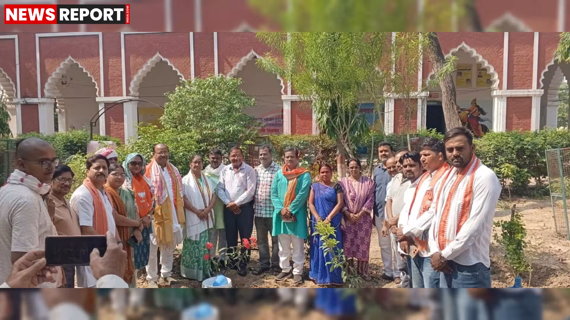 रामनगर में विश्व पर्यावरण दिवस पर पौधारोपण करते लोग और गणमान्य व्यक्ति
