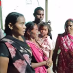 सारनाथ में बच्ची पर हमले के बाद आक्रोशित ग्रामीणों द्वारा किया गया विरोध प्रदर्शन और चक्का जाम।