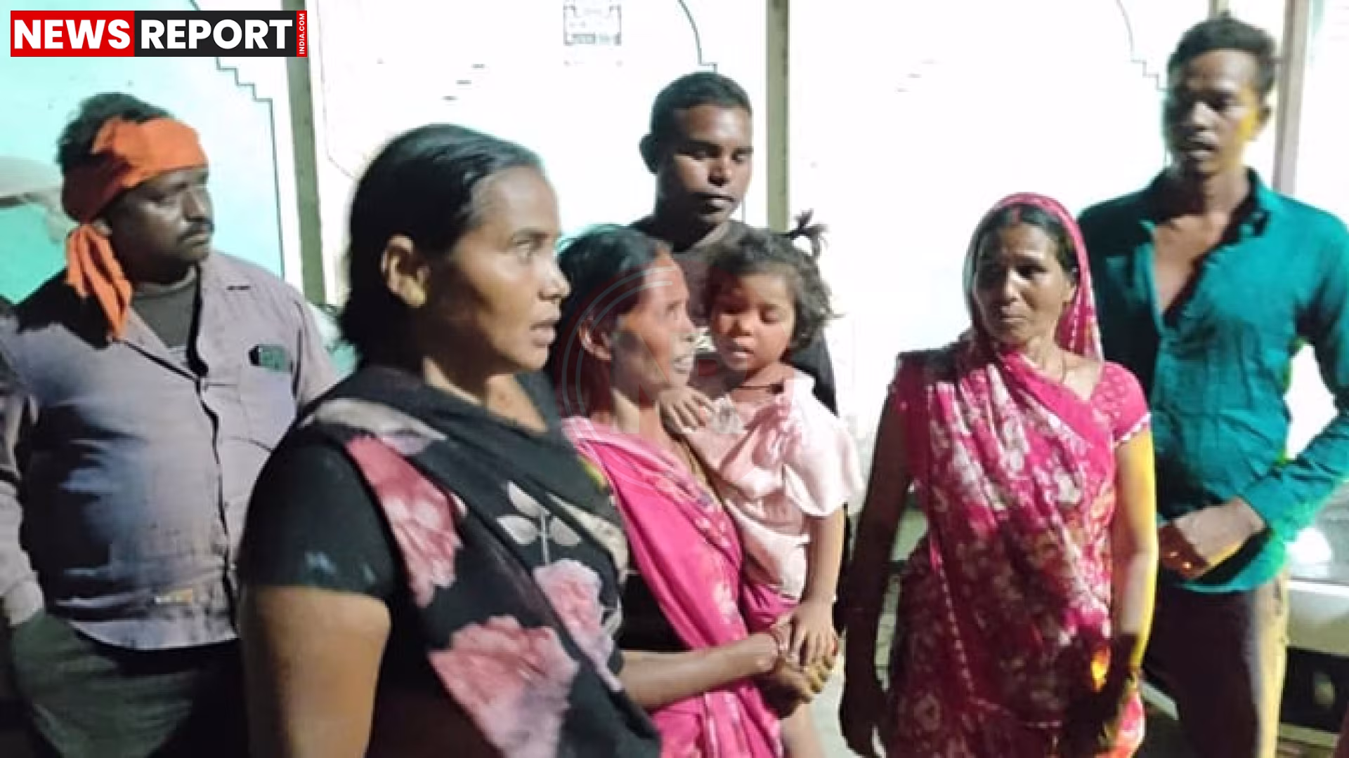 सारनाथ में बच्ची पर हमले के बाद आक्रोशित ग्रामीणों द्वारा किया गया विरोध प्रदर्शन और चक्का जाम।