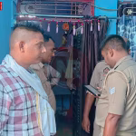 सूजाबाद में चोरी हुए बंद मकान का टूटा ताला और बिखरा सामान