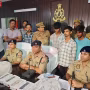 वाराणसी में साइबर ठगी और हत्या के मामले की जांच करती पुलिस और गिरफ्तार आरोपी
