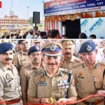 पुलिस सहायता केंद्र का उद्घाटन करते पुलिस कमिश्नर मोहित अग्रवाल, वाराणसी कैंट स्टेशन के सामने