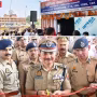 पुलिस सहायता केंद्र का उद्घाटन करते पुलिस कमिश्नर मोहित अग्रवाल, वाराणसी कैंट स्टेशन के सामने
