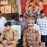 वाराणसी में चोरी के आरोप में गिरफ्तार दो चोरों और बरामद नकदी-जेवरात का प्रदर्शन करती पुलिस
