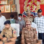 वाराणसी में चोरी के आरोप में गिरफ्तार दो चोरों और बरामद नकदी-जेवरात का प्रदर्शन करती पुलिस