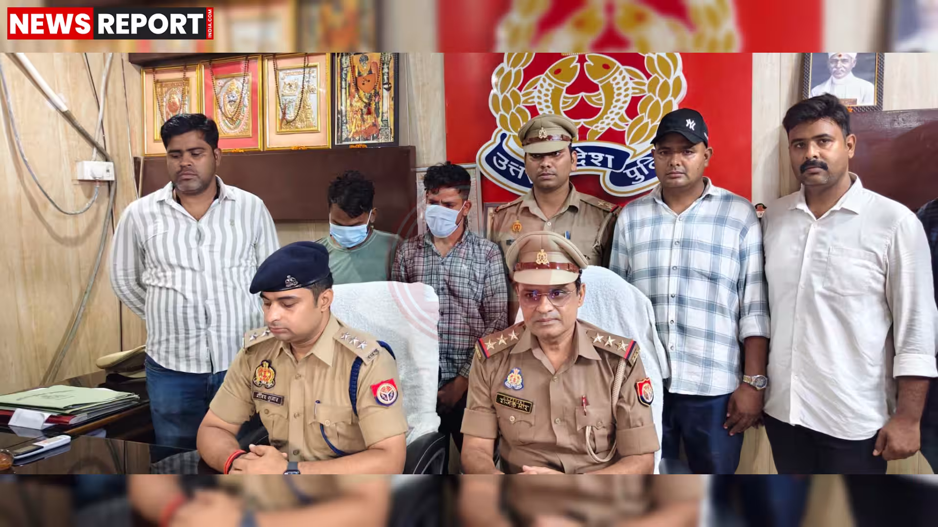 वाराणसी में चोरी के आरोप में गिरफ्तार दो चोरों और बरामद नकदी-जेवरात का प्रदर्शन करती पुलिस