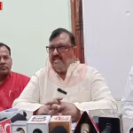 वाराणसी में दवा विक्रेता समिति के प्रतिनिधिमंडल ने औषधि विभाग के अधिकारी को ज्ञापन सौंपते हुए।