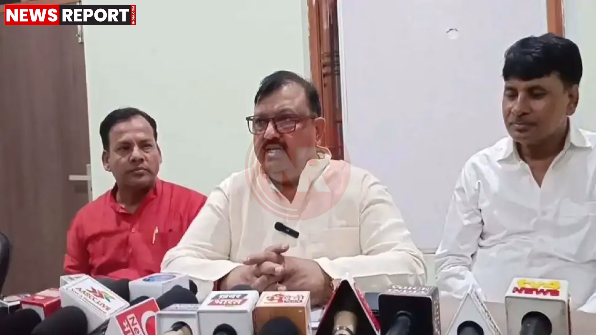 वाराणसी में दवा विक्रेता समिति के प्रतिनिधिमंडल ने औषधि विभाग के अधिकारी को ज्ञापन सौंपते हुए।