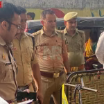 वाराणसी में हत्या के बाद घटनास्थल पर पुलिस और फोरेंसिक टीम जांच करती हुई