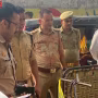 वाराणसी में हत्या के बाद घटनास्थल पर पुलिस और फोरेंसिक टीम जांच करती हुई