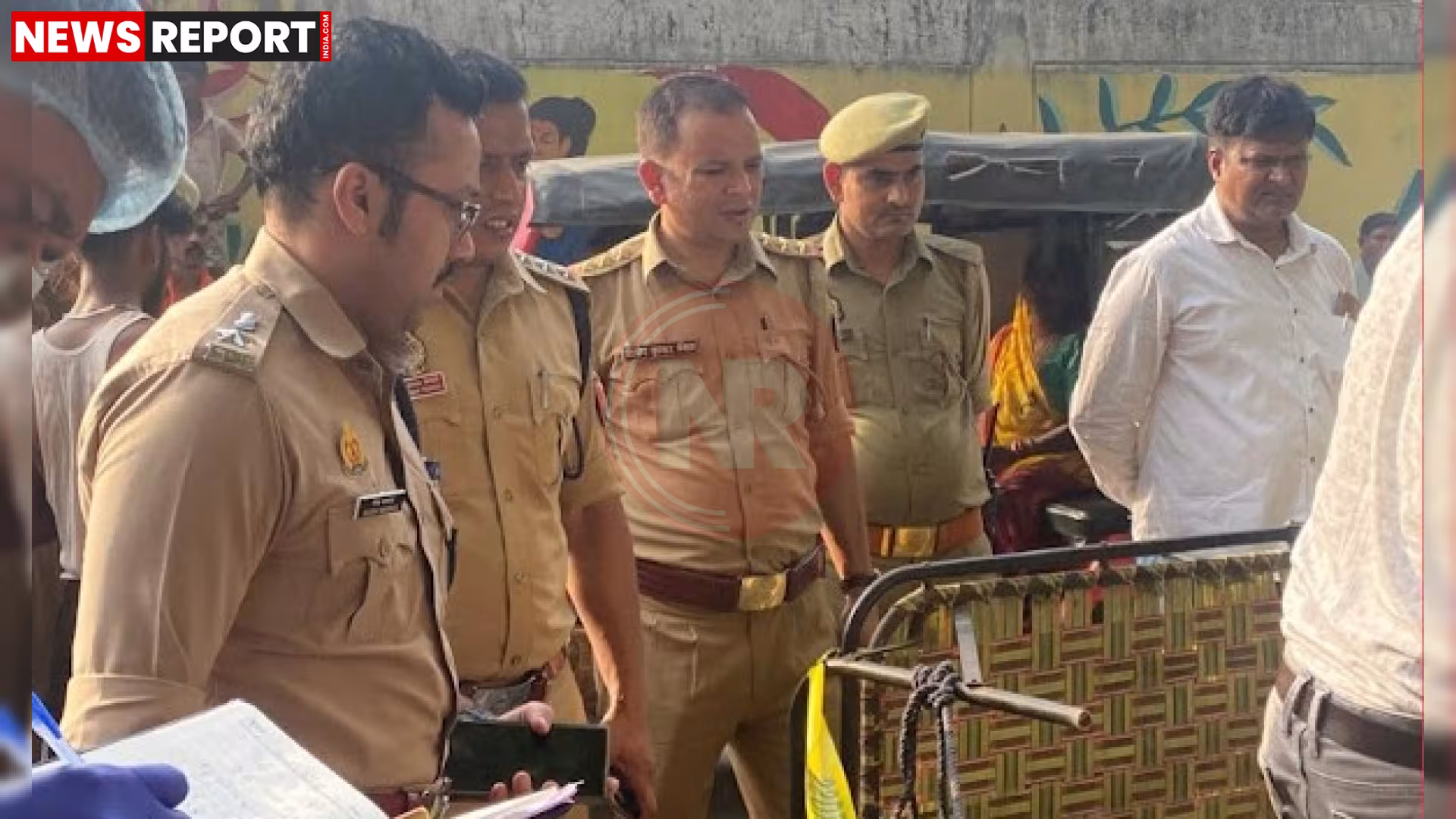 वाराणसी में हत्या के बाद घटनास्थल पर पुलिस और फोरेंसिक टीम जांच करती हुई