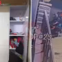 एक टूटे हुए ताले और अस्त-व्यस्त सामान के साथ घर का दृश्य, जो वाराणसी में हुई चोरी को दर्शाता है।