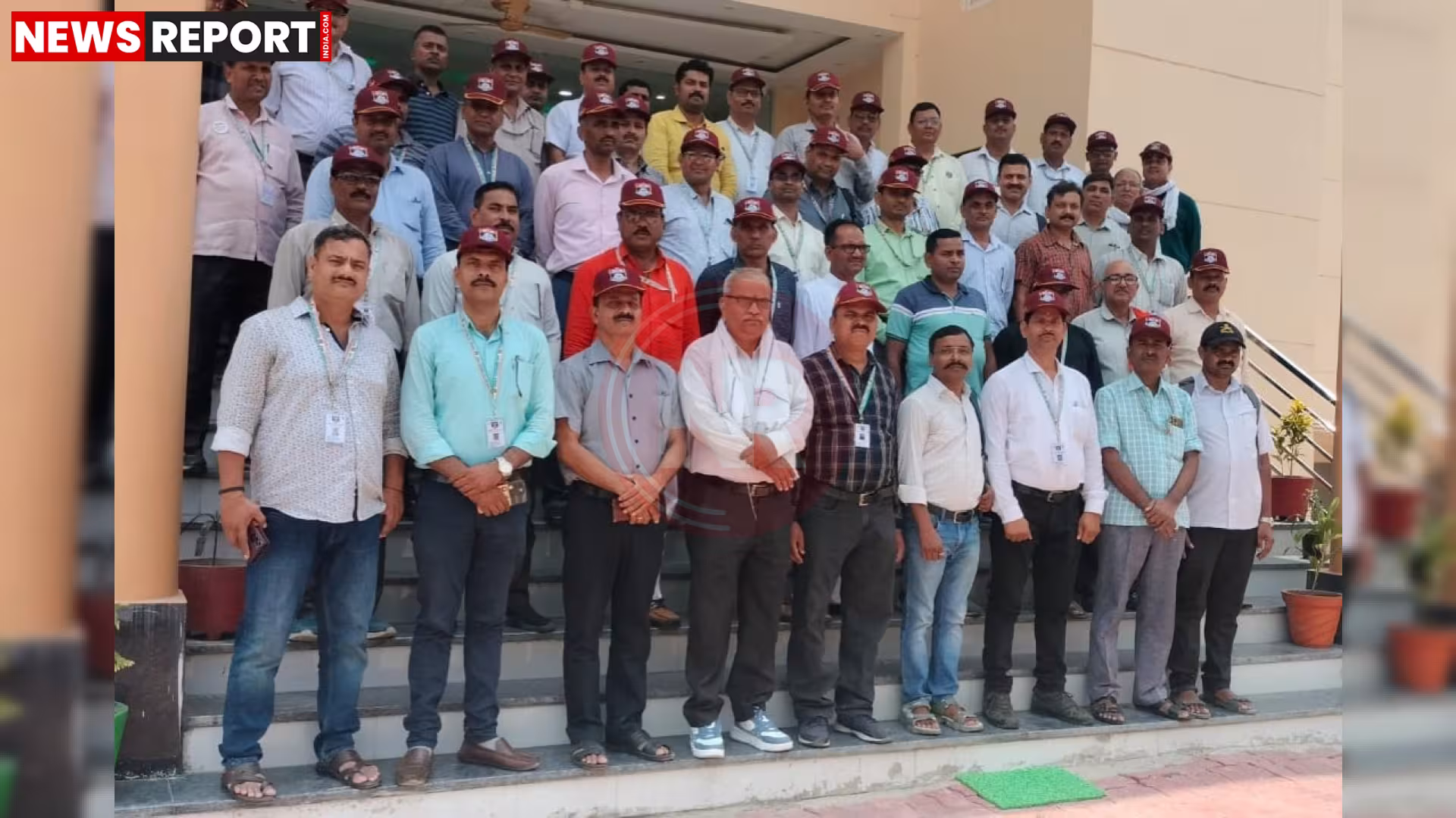 वाराणसी में इंडियन वेटरन्स ऑर्गनाइजेशन की मासिक बैठक में भाग लेते पूर्व सैनिक
