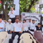 रामनगर उप निबंधन कार्यालय के बाहर ई-रजिस्ट्री के विरोध में प्रदर्शन करते अधिवक्ता