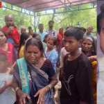वाराणसी में बिजली विभाग के खिलाफ प्रदर्शन करते ग्रामीण और मृतक लाइनमैन के परिजन