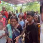 वाराणसी में बिजली विभाग के खिलाफ प्रदर्शन करते ग्रामीण और मृतक लाइनमैन के परिजन