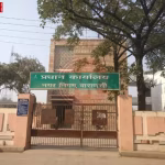 वाराणसी में नगर निगम के कर्मचारी सड़कों और नालियों की सफाई करते हुए