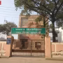 वाराणसी में नगर निगम के कर्मचारी सड़कों और नालियों की सफाई करते हुए