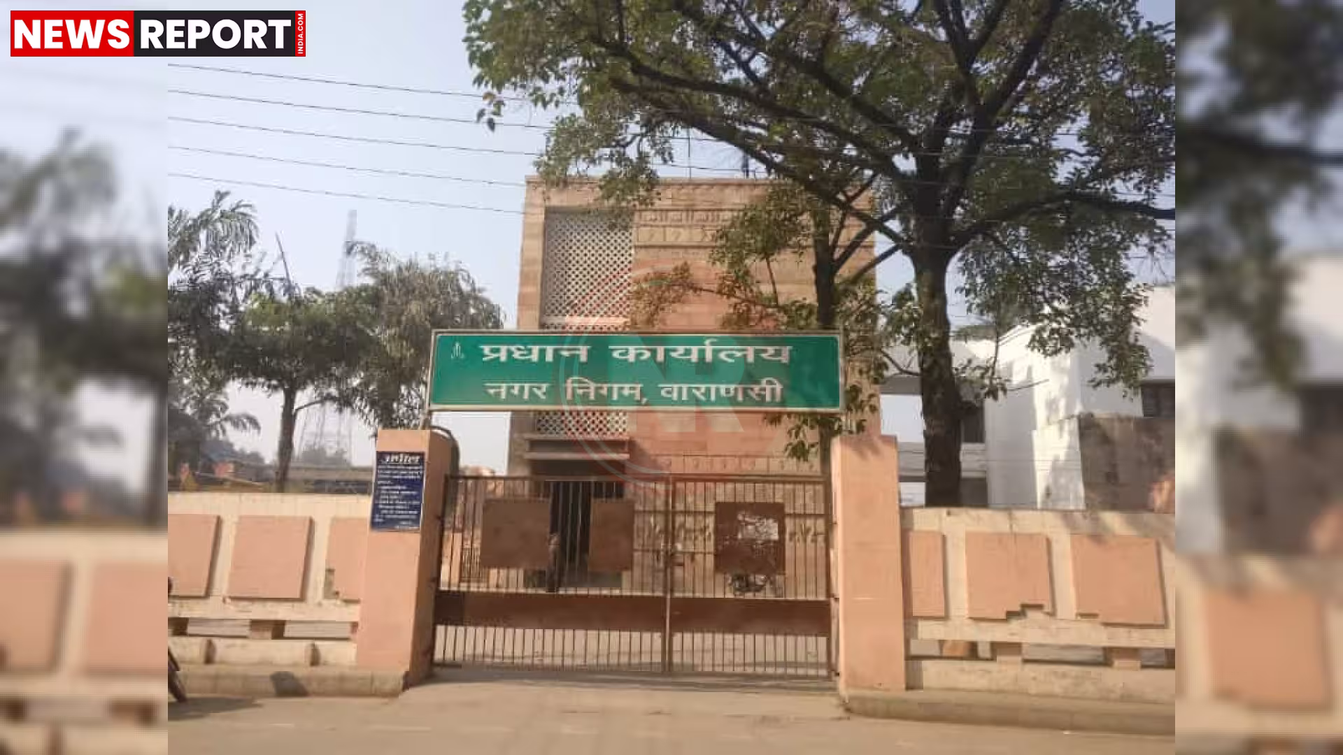 वाराणसी में नगर निगम के कर्मचारी सड़कों और नालियों की सफाई करते हुए