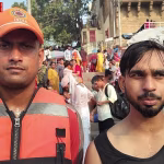 गंगा में एक डूबते हुए व्यक्ति को बचाता हुआ NDRF जवान