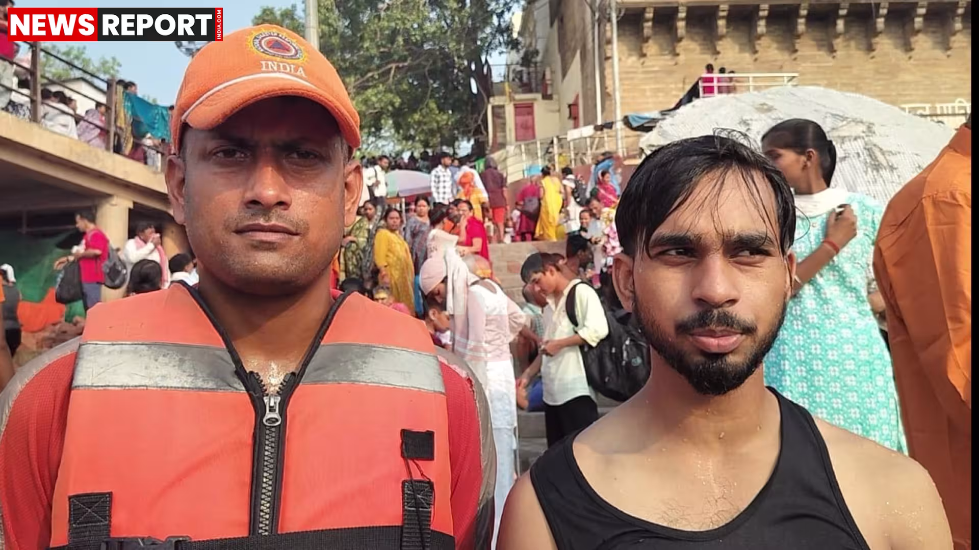 गंगा में एक डूबते हुए व्यक्ति को बचाता हुआ NDRF जवान