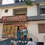 वाराणसी में बॉयज हॉस्टल की सीढ़ियों पर मृत मिली नर्सिंग छात्रा फलक खातून का दृश्य, पुलिस और लोग मौके पर मौजूद।