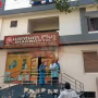 वाराणसी में बॉयज हॉस्टल की सीढ़ियों पर मृत मिली नर्सिंग छात्रा फलक खातून का दृश्य, पुलिस और लोग मौके पर मौजूद।