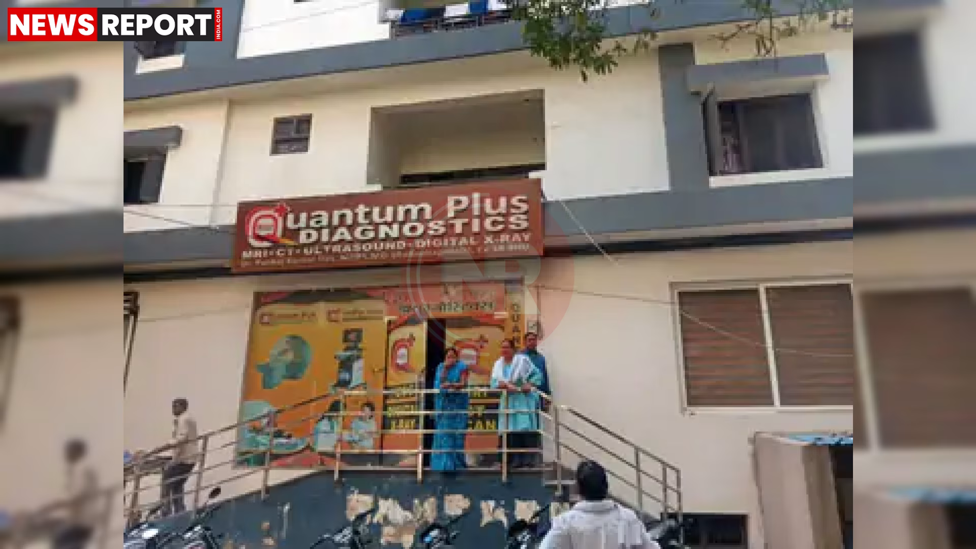 वाराणसी में बॉयज हॉस्टल की सीढ़ियों पर मृत मिली नर्सिंग छात्रा फलक खातून का दृश्य, पुलिस और लोग मौके पर मौजूद।