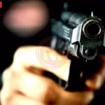 वाराणसी के पहड़िया चौराहे पर हुए विवाद में मारपीट और फायरिंग के बाद पुलिस जांच करते हुए