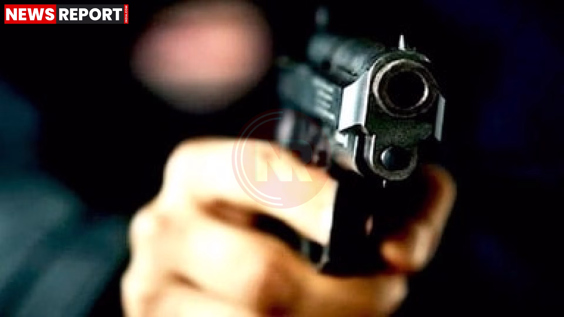 वाराणसी के पहड़िया चौराहे पर हुए विवाद में मारपीट और फायरिंग के बाद पुलिस जांच करते हुए